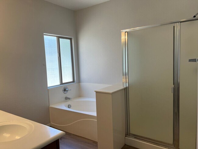 Building Photo - 4 bed, 2.5 bath, 1,741 sqft