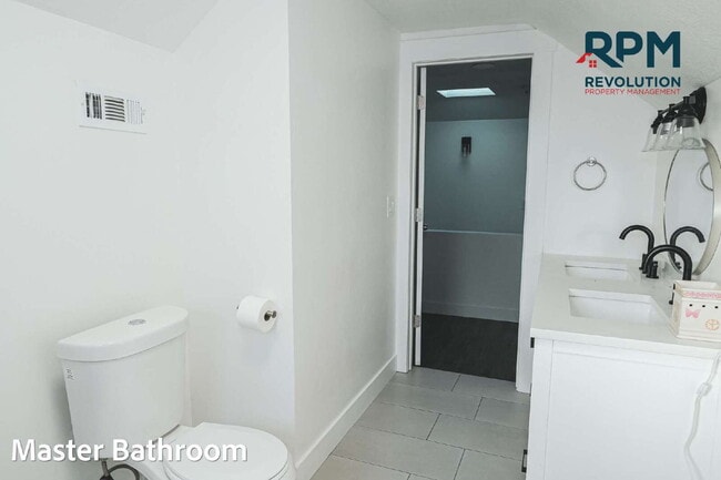 Building Photo - 868 Washington Blvd