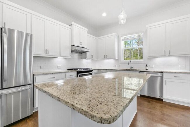 Building Photo - 3388 Kelowna Ct