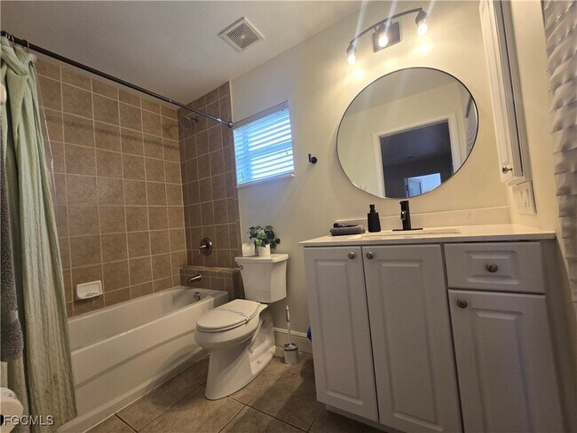 Building Photo - 2309 SW 27th St