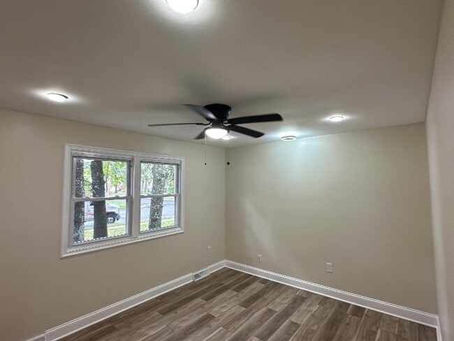 Building Photo - 408 Apple Dr