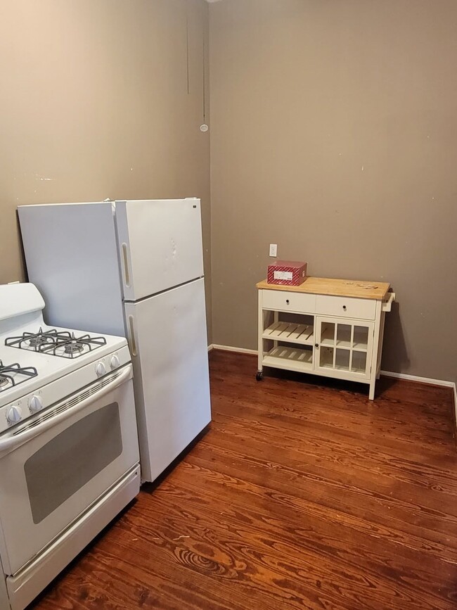 Building Photo - 1905 Chapman St