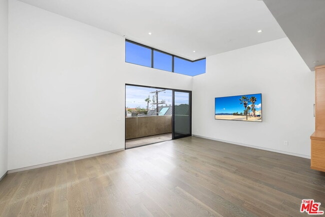 Building Photo - 454 S Venice Blvd