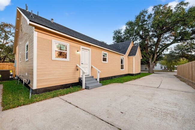 Building Photo - 2725 Avenue F