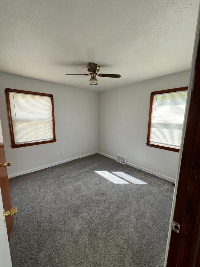 Building Photo - 15818 Maplewood Ave