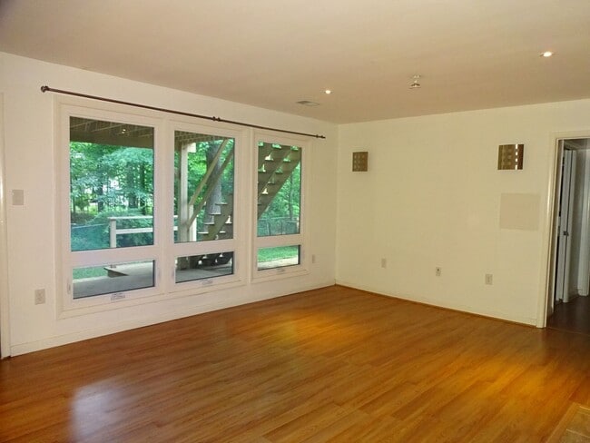 Building Photo - 5 BR Near Ft. Belvoir and Historic Mt. Vernon