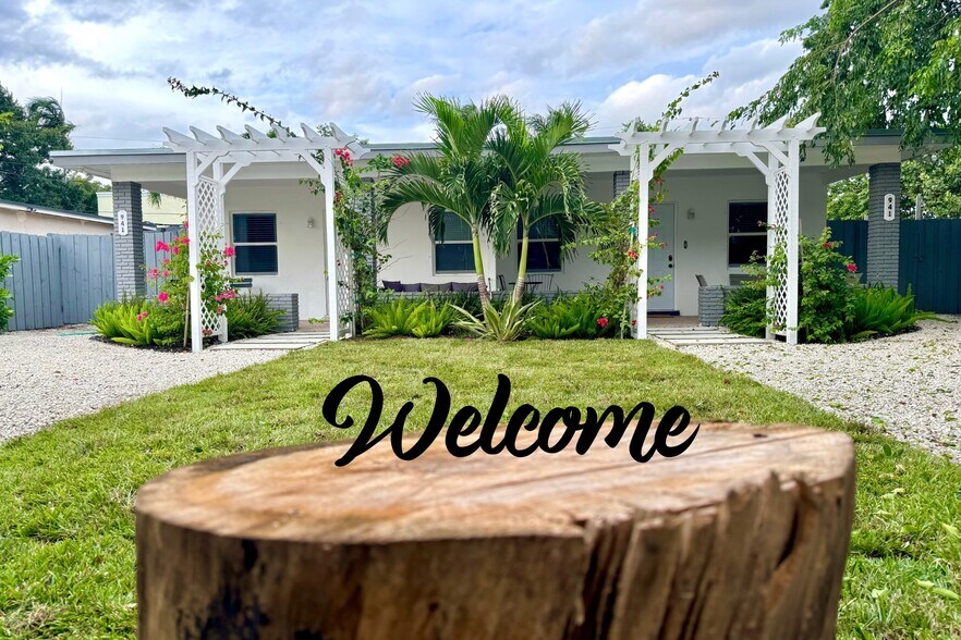 Unit E is on the right side of the duplex - 941 SW 29th St