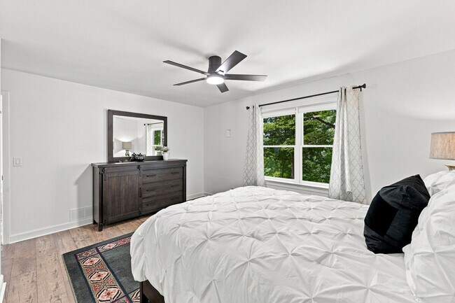 Building Photo - 4225 Twin Rivers Dr