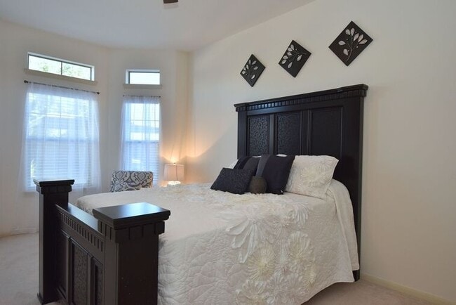 Building Photo - Convenience Meets Comfort in Houston