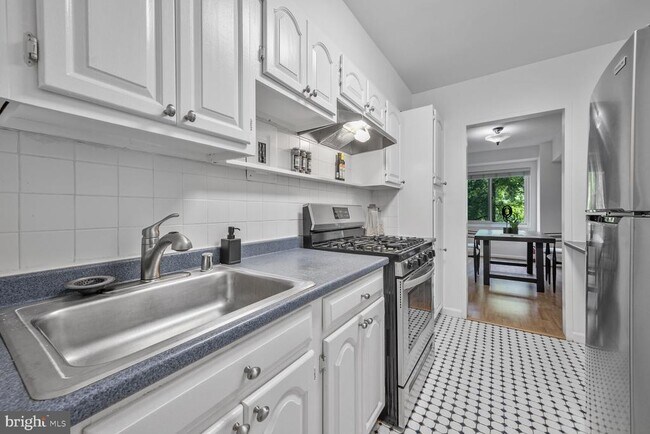 Building Photo - 4201 Cathedral Ave NW