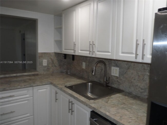 Building Photo - 14501 N Kendall Dr