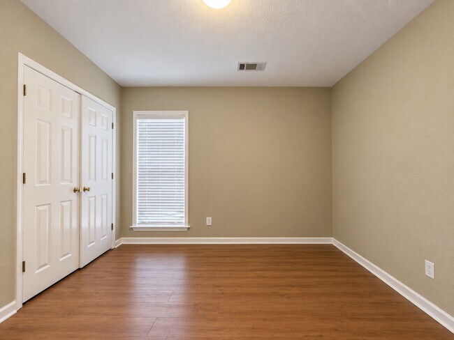 Building Photo - 6107 Blackstone Dr