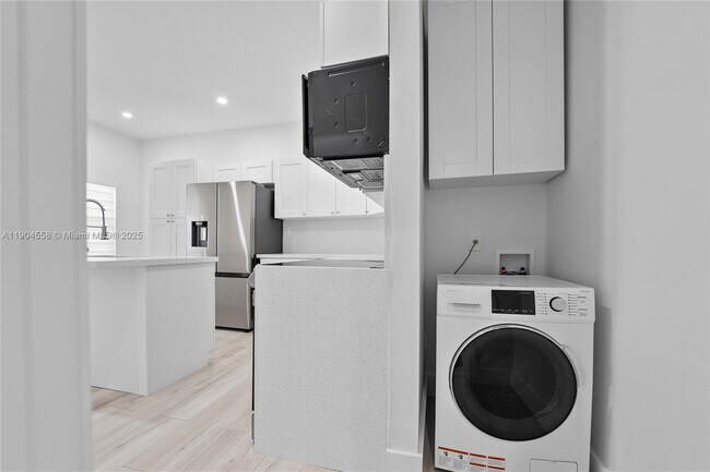 Building Photo - 129 SW 9th Ave