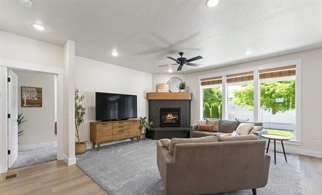 Building Photo - 4 Bedroom Home - Meridian