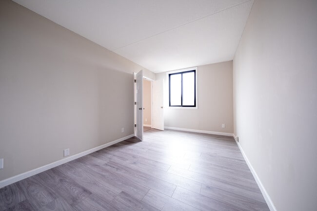 Building Photo - 7200 York Ave S