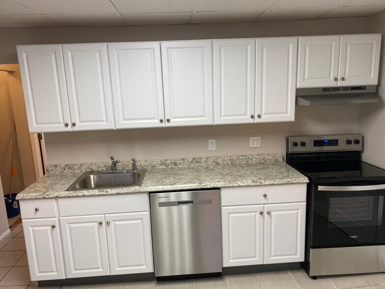 Building Photo - 123 Main St