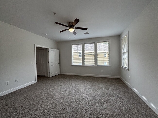 Building Photo - 5565 Colonial Chatsworth Cir