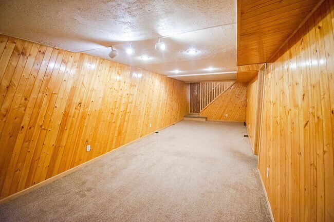 Building Photo - Ranch-style home with great fenced yard & patio!