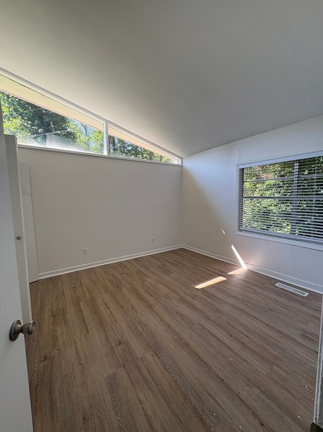 Building Photo - 250 Ridgewood Ave