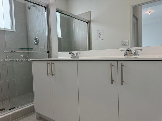 Building Photo - 724 SE 13th St Cir