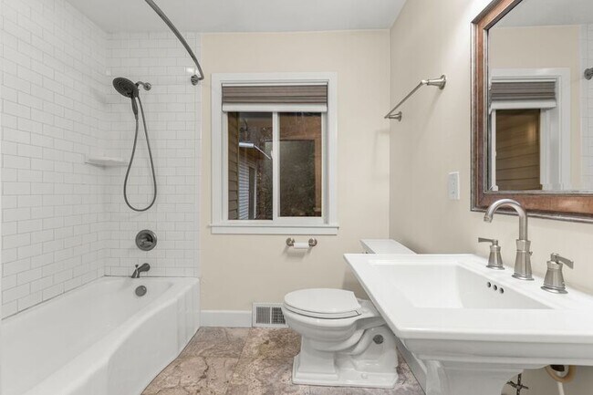 Building Photo - 9702 SW Brookside Dr