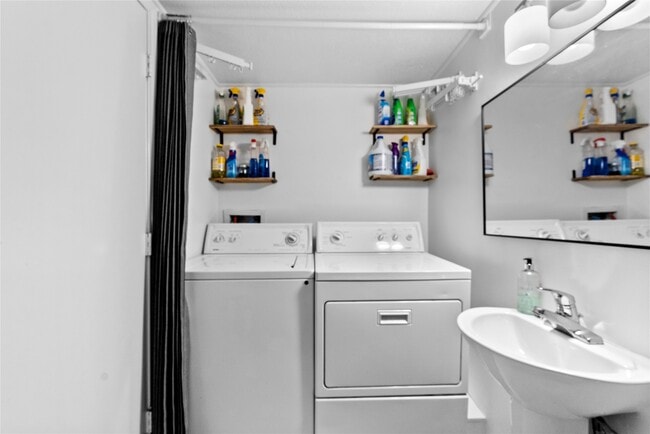 Building Photo - 604 S Ripple Creek Dr