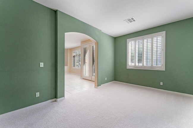 Building Photo - Luxurious Home in Gated Community