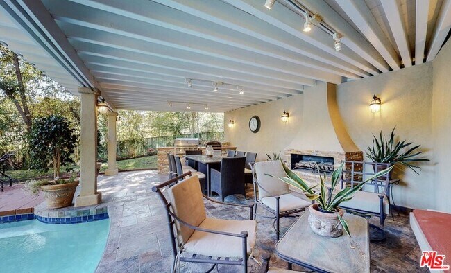 Building Photo - 898 N Bundy Dr