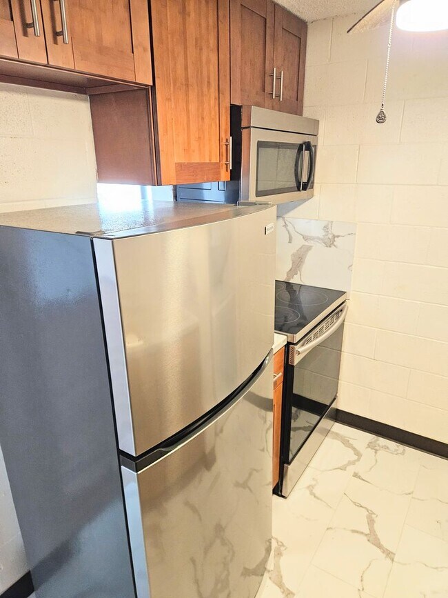 Building Photo - Maikiki Studio, 1 Parking Condominium in the Luna-Liho Towers Close to Punahou School