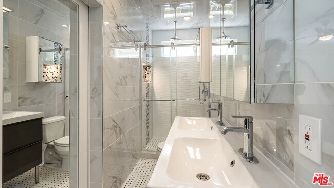 Building Photo - 257 N La Peer Dr