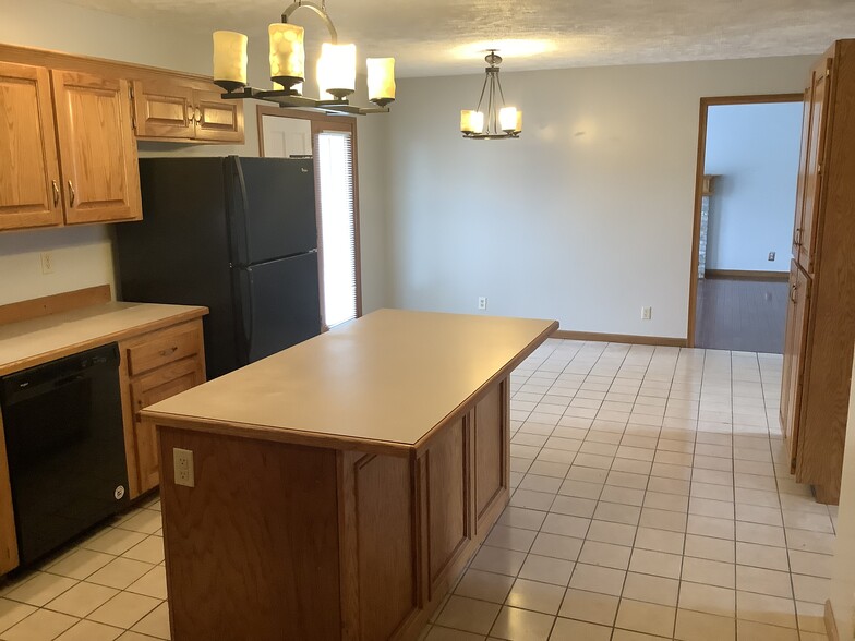 Kitchen with island - 930 Barks Rd E