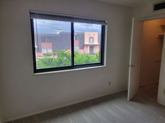 Building Photo - 2 Bed / 2 Bath Top Level Condo with A/C! -...