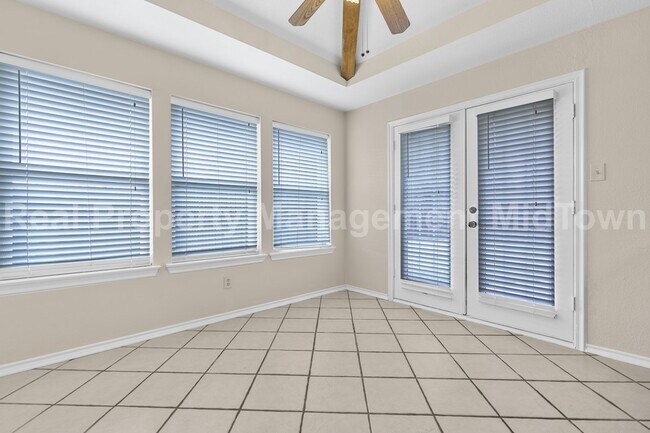 Building Photo - Charming Arlington Home with Spacious Livi...