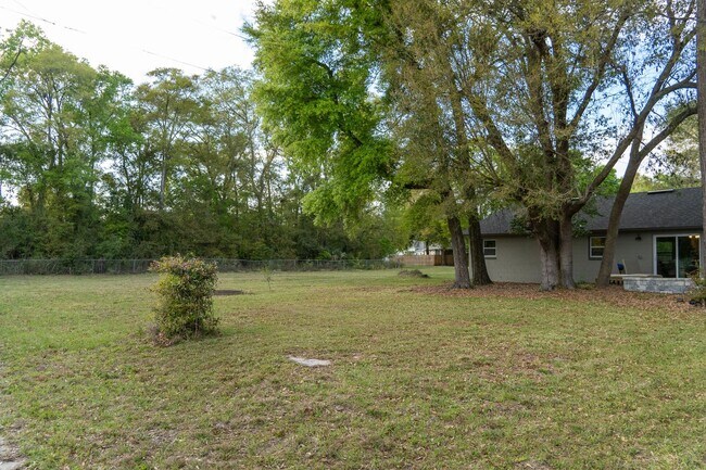 Building Photo - Furnished 3/2 with Garage on Beautiful Lot...