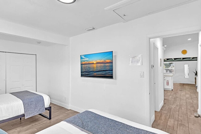 Building Photo - 1568 NE 35th St