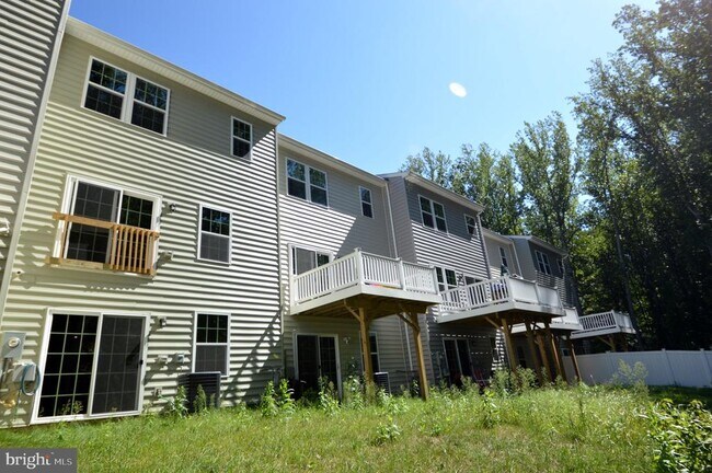 Building Photo - 528 Landing Dr