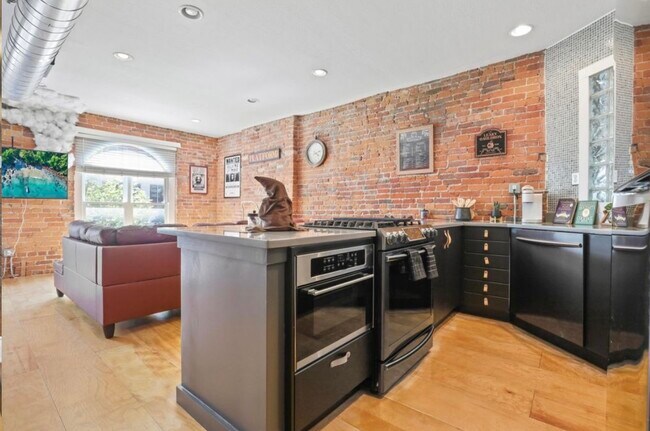 Building Photo - 974 N High St