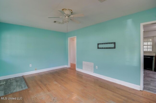 Building Photo - 1737 Ridgeway Dr