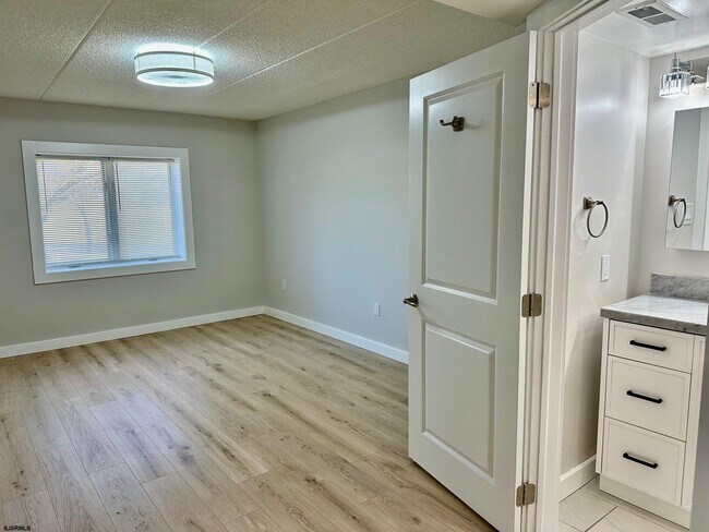 Building Photo - 1108 Dolphin Ave