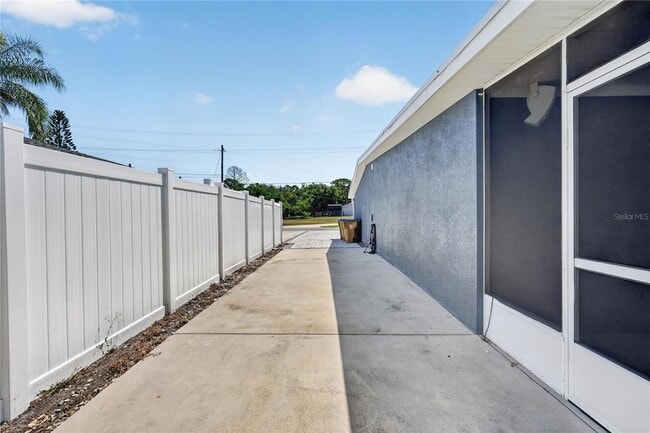 Building Photo - 1330 S Shore Dr