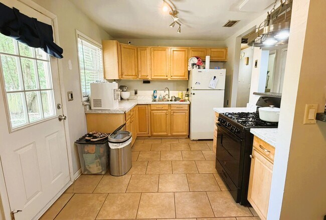 Building Photo - 1626 Mayhew St