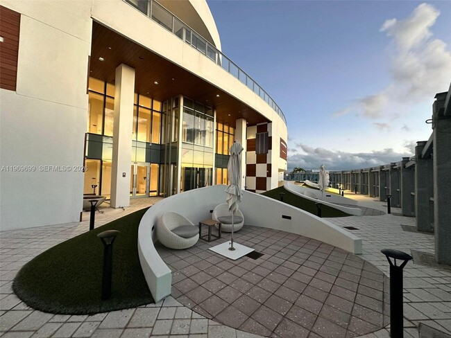 Building Photo - 851 NE 1st Ave