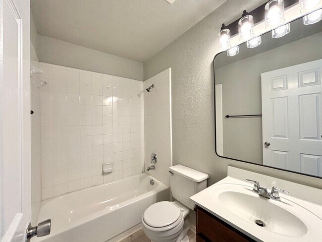 Building Photo - Amazing 4 Bedroom Home!