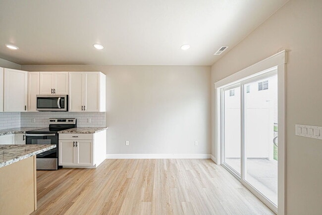 Building Photo - END UNIT TOWNHOME!!