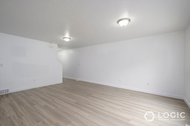 Building Photo - Spacious Townhome in Herriman!