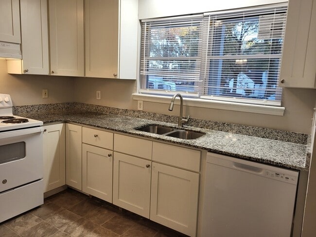 Building Photo - 6820 N Ridge Ct