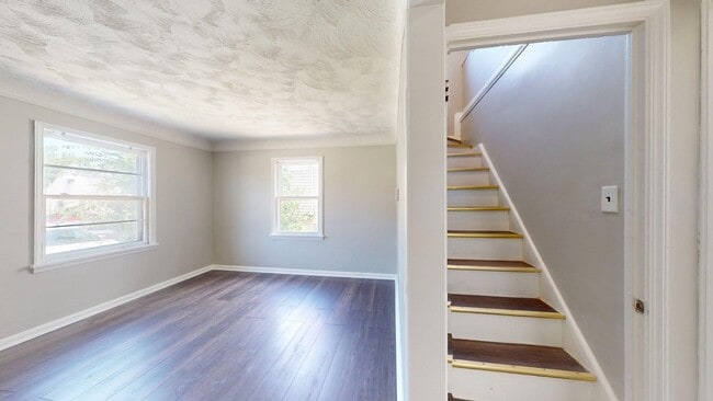 Building Photo - W.130th-Bellaire neighborhood, updated 3 b...