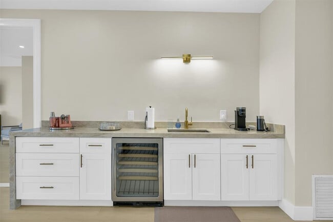 Building Photo - 319 S Riverside Dr