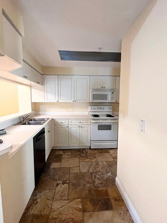 Building Photo - 3021 Alcazar Pl