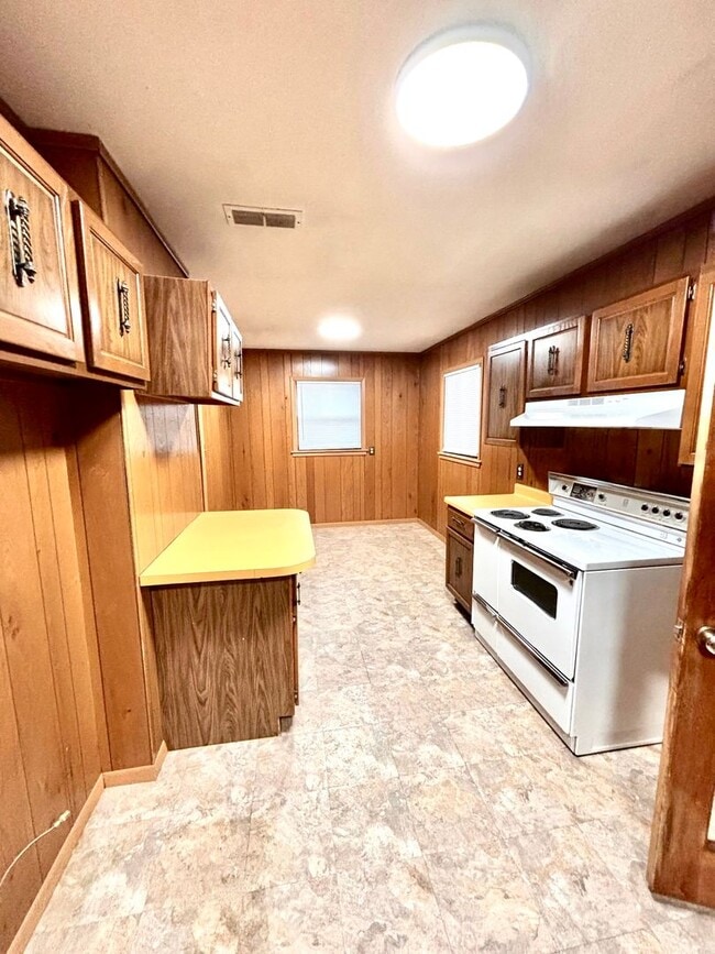 Building Photo - 732 Crest- Now Available!